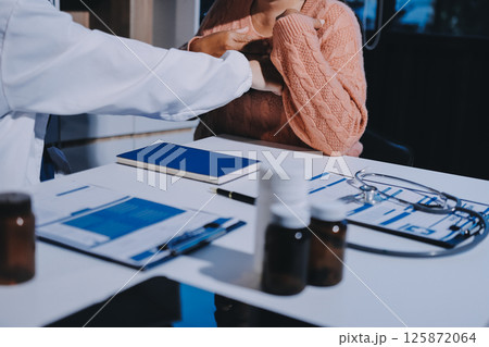 The doctor examines the patient's heart to analyze and listen to whether the heart rhythm is abnormal or normal in order to diagnose and draw conclusions from the patient for further treatment. 125872064