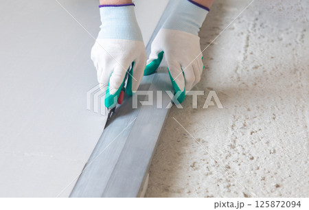 Cutting insulation material on the floor 125872094