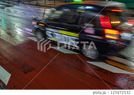 夜の歌舞伎町を走るタクシー 125872532