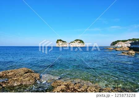 南紀白浜のシンボル　円月島 125873228