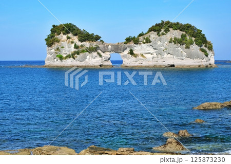 南紀白浜のシンボル　円月島 125873230