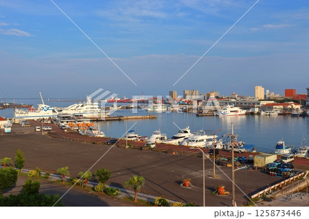 石垣港ターミナル全景(美崎町 離島ターミナルと都野城 八島ふ頭) 石垣港ターミナル全景(美崎町 離島ターミナルと都野城 八島ふ頭) 125873446