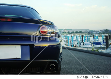 港町に佇むロータリーエンジンの名車 125875129