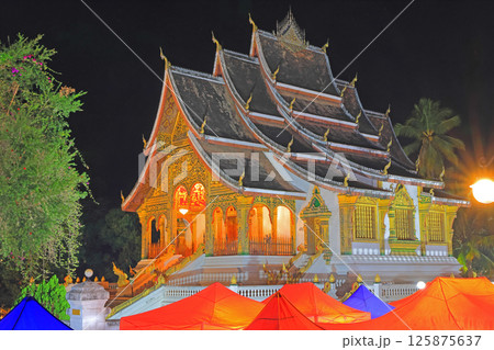 ルアンパバーン国立博物館の夜景 125875637