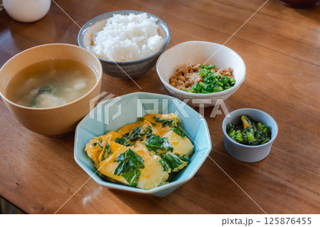 和朝食セット卵とじ納豆と味噌汁 125876455