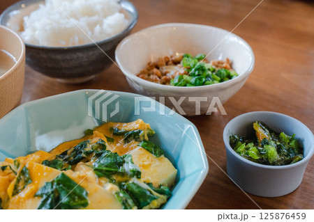 和朝食セット卵とじ納豆と味噌汁 125876459