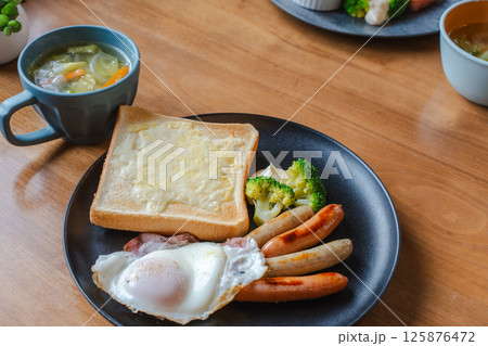 チーズトーストと目玉焼きの洋朝食プレート 125876472