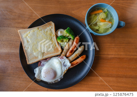 チーズトーストと目玉焼きの洋朝食プレート 125876475