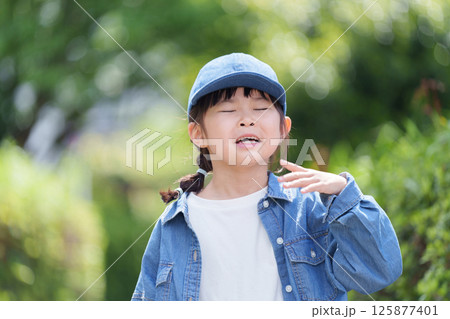 長袖を着た熱中症の子供 125877401