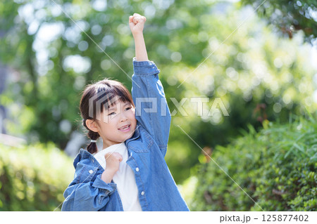 ガッツポーズする子供 125877402
