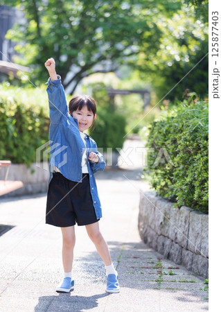 ガッツポーズする子供 125877403