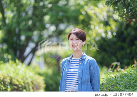 笑顔の女性 125877404
