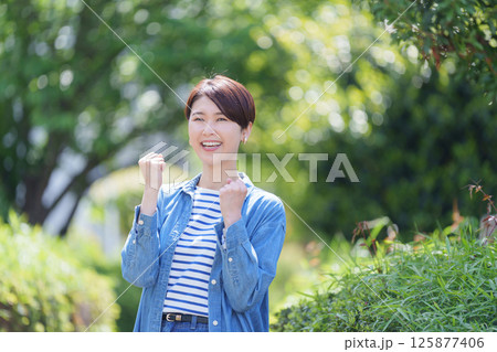 ガッツポーズする笑顔の女性 ガッツポーズする笑顔の女性 125877406