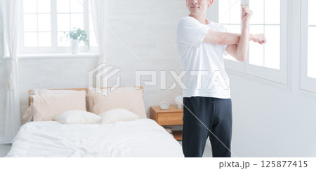 ストレッチするミドル男性 125877415