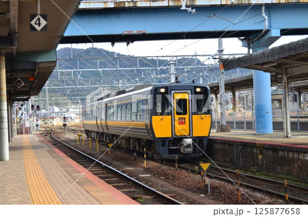 新山口駅に入線する特急スーパーおき 新山口駅に入線する特急スーパーおき 125877658