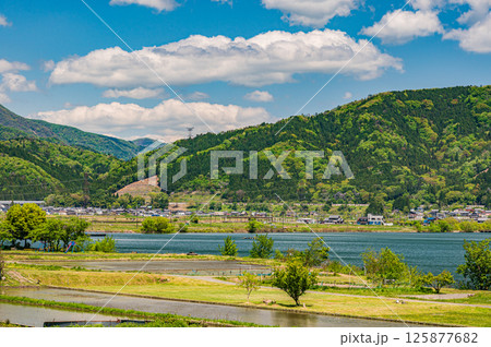 初夏の余呉湖畔川並地区の水田風景 滋賀県長浜市余呉町 初夏の余呉湖畔川並地区の水田風景 滋賀県長浜市余呉町 125877682