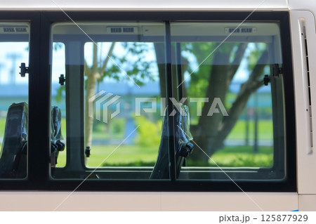 マイクロバスの窓　イメージ 125877929