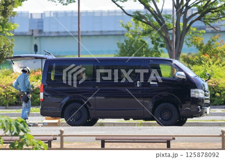 職人とワンボックスカー イメージ 職人とワンボックスカー イメージ 125878092