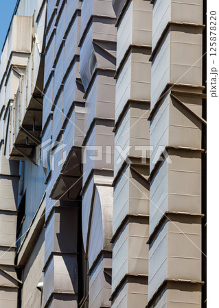 ビルの壁に設置された複数の換気ダクト 125878220