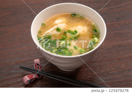 沖縄の郷土料理、ゆし豆腐の味噌汁 125878276