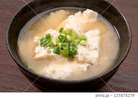 沖縄の郷土料理、ゆし豆腐の味噌汁 沖縄の郷土料理、ゆし豆腐の味噌汁 125878279
