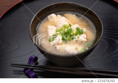 沖縄の郷土料理、ゆし豆腐の味噌汁 125878282