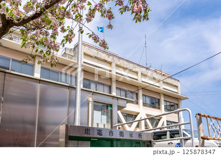 塩竈市役所本庁舎 満開の桜 青空 昭和35年に建設 新庁舎令和9年共用開始想定 塩竈市役所本庁舎 満開の桜 青空 昭和35年に建設 新庁舎令和9年共用開始想定 125878347