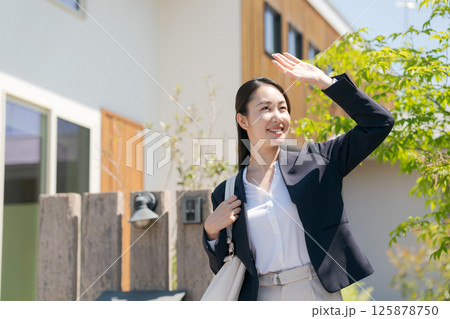 玄関を出るスーツ姿の女性 玄関を出るスーツ姿の女性 125878750