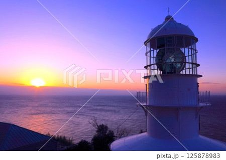 室戸岬灯台と初日の出/世界ジオパーク/日本の灯台50選/Aランク保存灯台 室戸岬灯台と初日の出/世界ジオパーク/日本の灯台50選/Aランク保存灯台 125878983