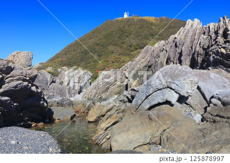 室戸岬灯台と灌頂ヶ浜(かんじょうがはま)にある隆起した地層群/世界ジオパーク 室戸岬灯台と灌頂ヶ浜(かんじょうがはま)にある隆起した地層群/世界ジオパーク 125878997