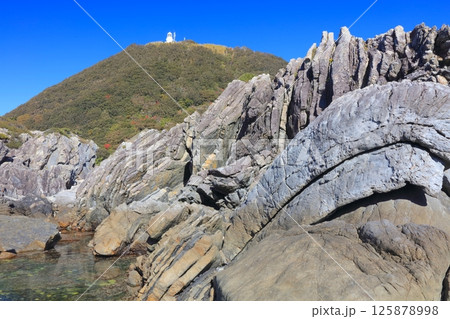 室戸岬灯台と灌頂ヶ浜（かんじょうがはま）にある隆起した地層群/世界ジオパーク 125878998