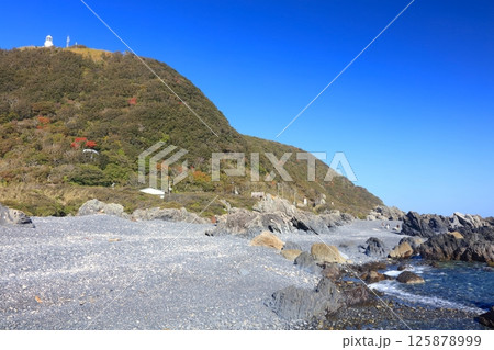 室戸岬灯台と灌頂ヶ浜(かんじょうがはま)にある隆起した地層群/世界ジオパーク 室戸岬灯台と灌頂ヶ浜(かんじょうがはま)にある隆起した地層群/世界ジオパーク 125878999