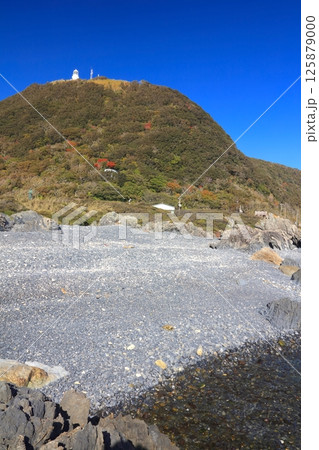 室戸岬灯台と灌頂ヶ浜(かんじょうがはま)にある隆起した地層群/世界ジオパーク 室戸岬灯台と灌頂ヶ浜(かんじょうがはま)にある隆起した地層群/世界ジオパーク 125879000