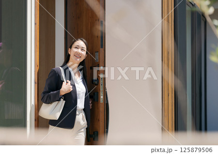 玄関を出るスーツ姿の女性 玄関を出るスーツ姿の女性 125879506