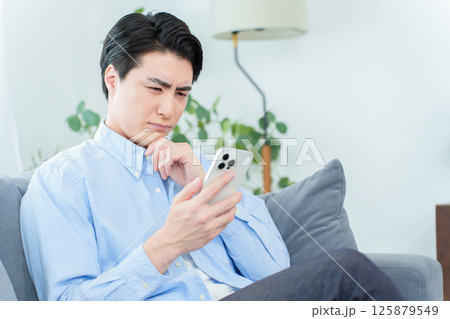 スマートフォンのトラブル　男性 125879549