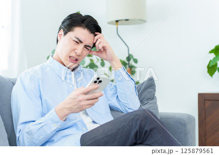 スマートフォンのトラブル 男性 スマートフォンのトラブル 男性 125879561