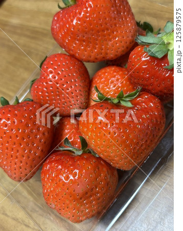 家庭菜園で収穫されたイチゴ 家庭菜園で収穫されたイチゴ 125879575