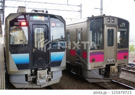 弘前駅の風景 五能線GV-E400系と奥羽本線701系 弘前駅の風景 五能線GV-E400系と奥羽本線701系 125879723