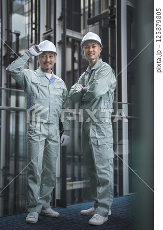 カメラ目線の2人の作業員 カメラ目線の2人の作業員 125879805