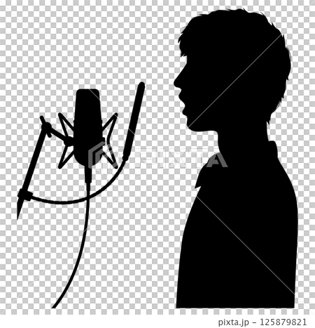 一名男子對著麥克風講話 125879821