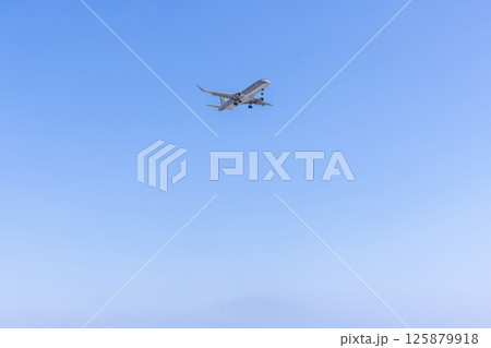 青空を飛ぶ飛行機 125879918