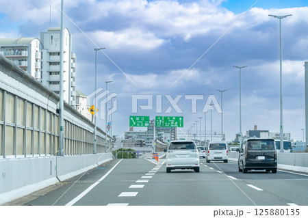 兵庫県神戸市　阪神高速道路3号神戸線の深江出口付近を走行中の自動車 125880135