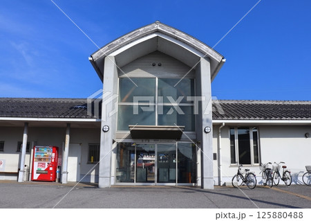 近江鉄道 高宮駅 駅舎の正面出入口 125880488