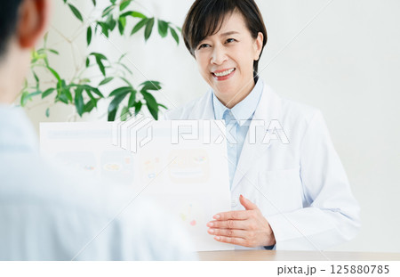 食事指導をする管理栄養士 125880785