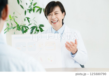 食事指導をする管理栄養士 125880790