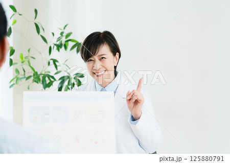 食事指導をする管理栄養士 125880791