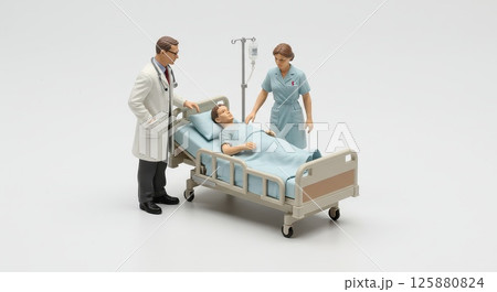 医者と看護師の診察を受ける入院中のベッドの患者のミニチュア 125880824