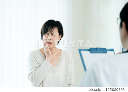 問診を受ける女性 125880893