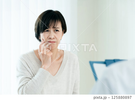 問診を受ける女性 問診を受ける女性 125880897