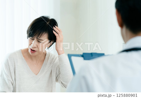 問診を受ける女性 問診を受ける女性 125880901